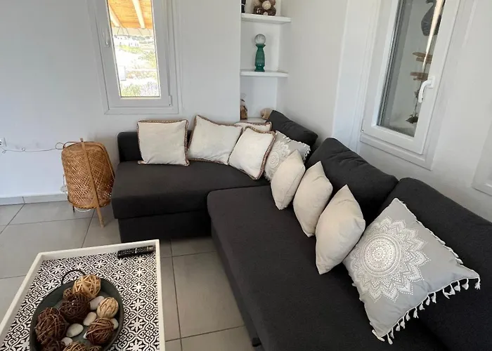 Дом отдыха Quiet 3-bedroom Sea View House With Shared Pool