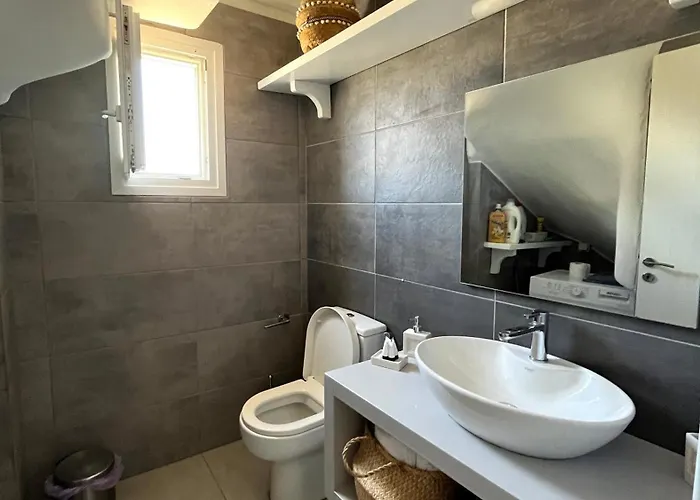 Дом отдыха Quiet 3-bedroom Sea View House With Shared Pool *