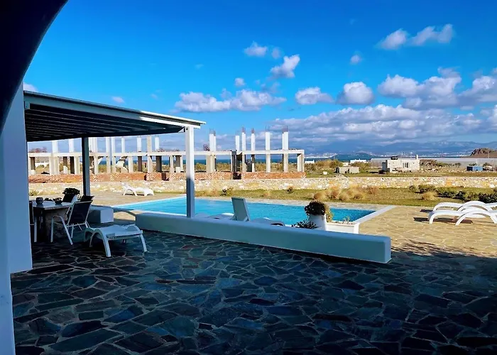 Дом отдыха Quiet 3-bedroom Sea View House With Shared Pool *