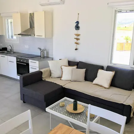 Quiet 3-bedroom Sea View House With Shared Pool Feriehus