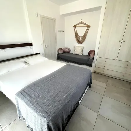 Quiet 3-bedroom Sea View House With Shared Pool Vakantiehuis Mármara