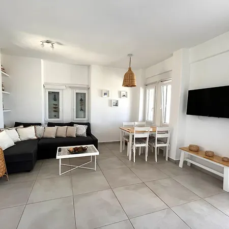 Quiet 3-bedroom Sea View House With Shared Pool *