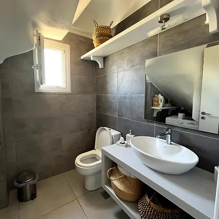 Feriehus Quiet 3-bedroom Sea View House With Shared Pool *