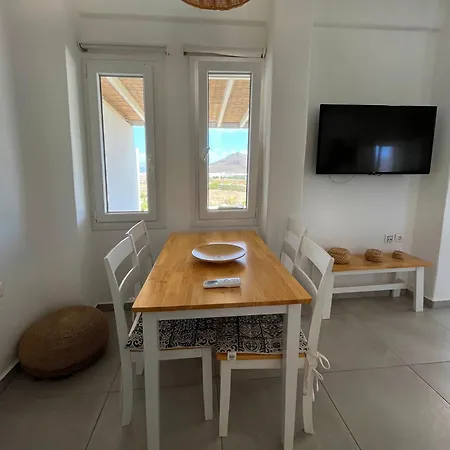 Quiet 3-bedroom Sea View House With Shared Pool Vakantiehuis Mármara